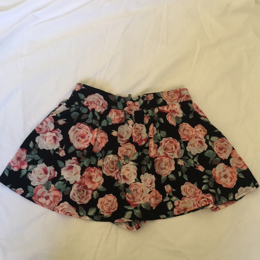 It has shorts with a beautiful flower details